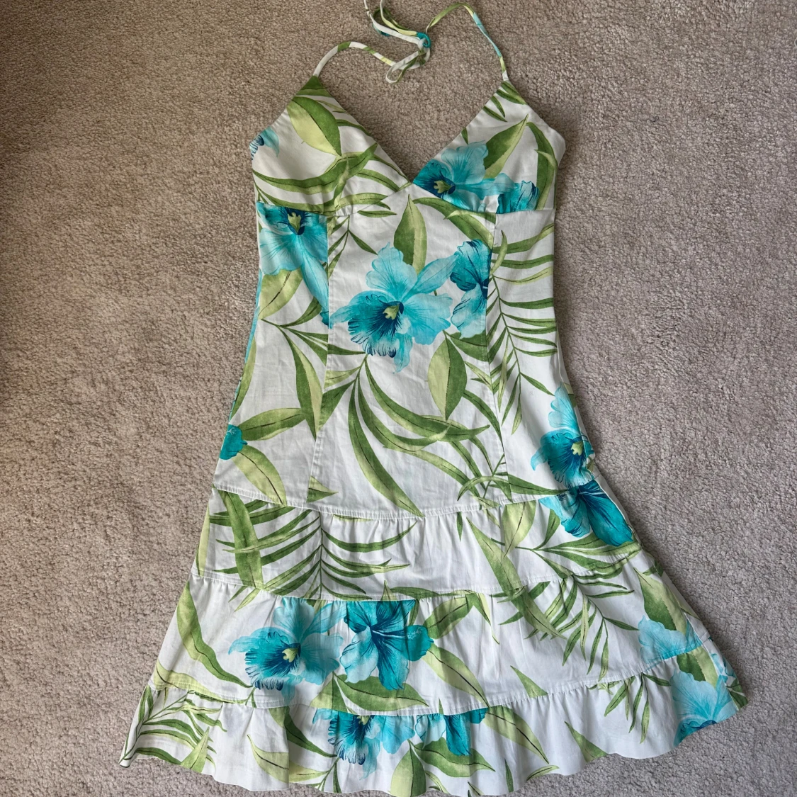 Blommig sommarklänning halterneck