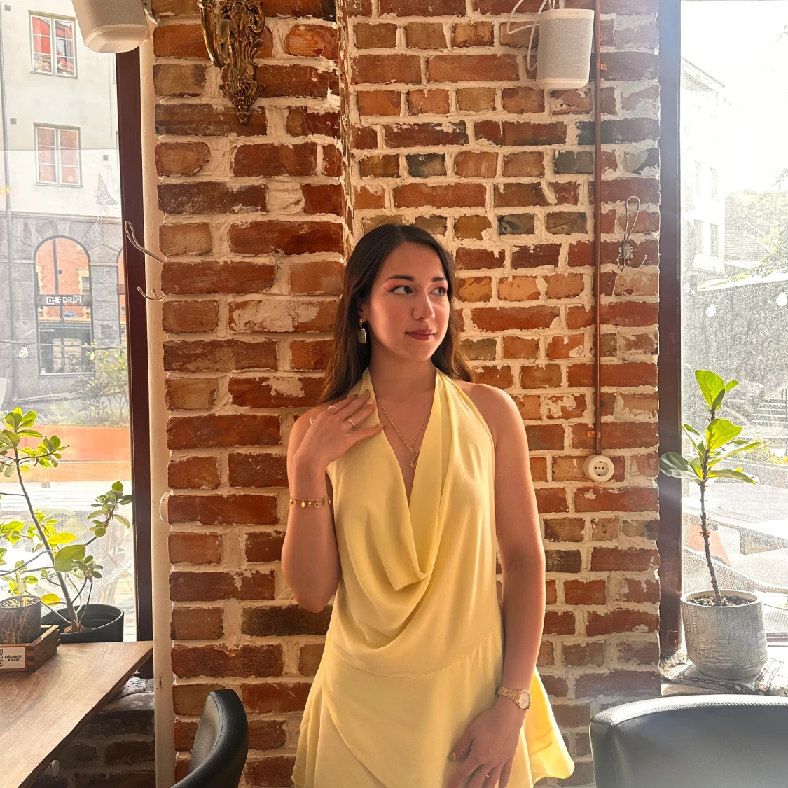 Ljusgul omlottklänning med drapering - 2