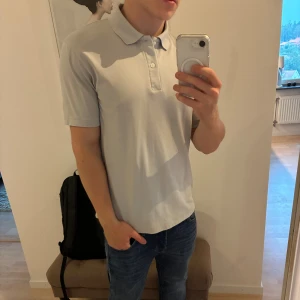 Uniqlo piké - 10/10 skick, endast testad. Nypris 399 kr.