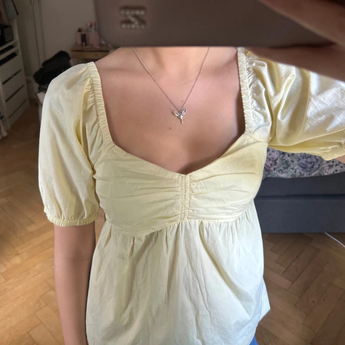 Ljusgul blus med puffärmar - 1