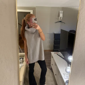 Kortärmad polotröja  - Super fin polotröja med ”inga” ärmar !!💓nyss köpt på Sellpy för 490kr men tycker tyvärr att den var för stor för mig !! Storlek M💕märket är H&M. SUPER MYSIG !!!💕💕