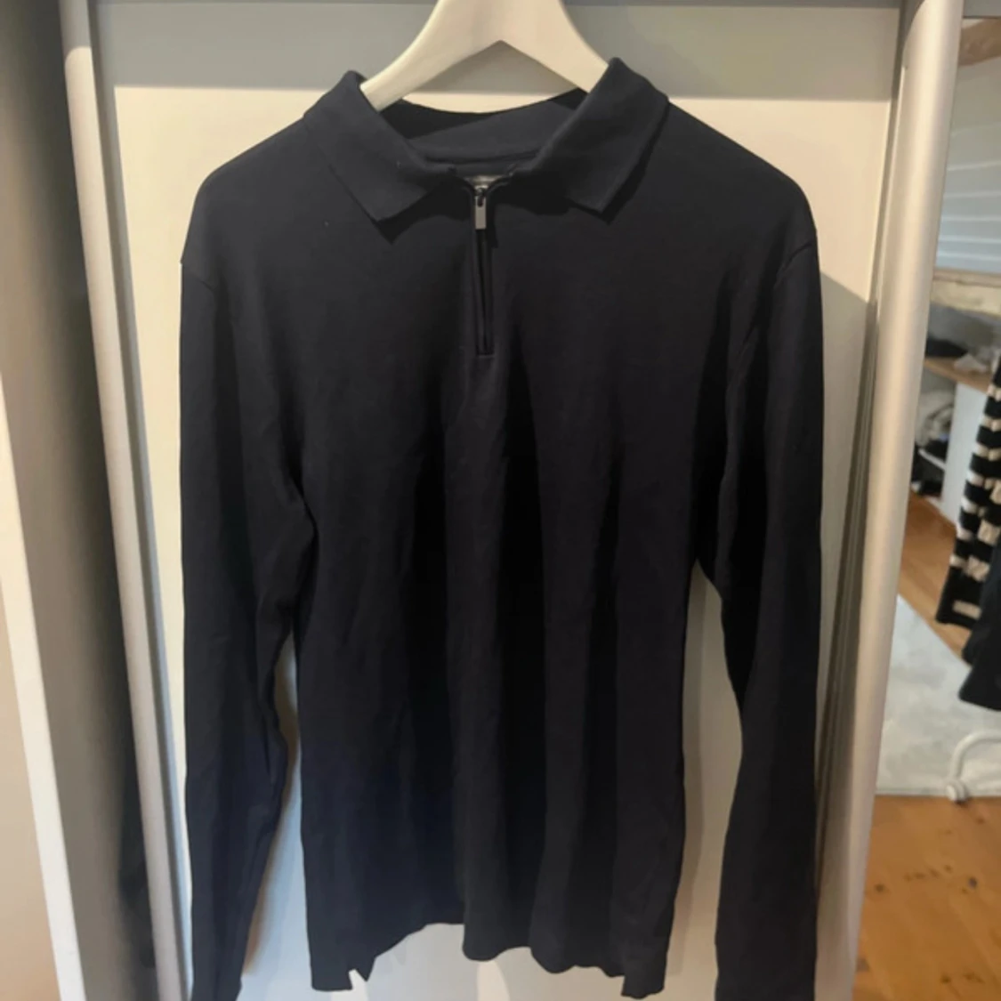 Marinblå pikétröja med half zip Dressmann