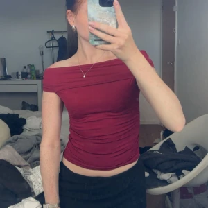 Off shoulder top  - En skit snygg röd off shoulder topp! Aldrig använd, endast provad 