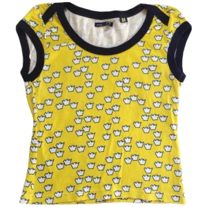 Vintage mönstrad topp/ Graphic T-shirt/ T-shirt med tryck, Svea - Unik vintage kortärmad topp från Svea med mörkblå detaljer på!