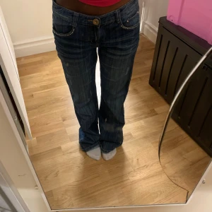 y2k så att det skriker JEANS  - Säljer mina älskade y2k jeans från cheap monday. Dessa är så snygga, skit snygg detaljer på fickorna. Dessa jeans är verkligen UNIKA och du kommer sticka ut i rummet 100%. Tyvärr slitna oh spruckna där nere eftersom dem är för långa för mig (är 158 cm) men jag älskar hur dom sitter i längden. Jeansen passar dig som är 158-165 cm beroende på hur du vill att dem ska sitta i längden. Hör av dig för mer information ❤️