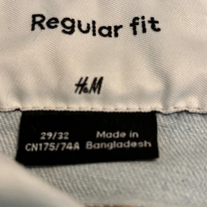 Ljusblå regular fit jeans från H&M - Ljusblå jeans från H&M i regular fit med klassisk femficksdesign. Jeansen har raka ben och är tillverkade i ett mjukt denimtyg som ger en avslappnad vibe. Perfekta för dig som gillar en enkel och clean look.