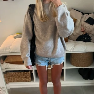 Beige stickad tröja - Mjuk stickad tröja i färgen beige/greige. Köpt på H&M. Knappast använd, inga slitage.  Perfekt nu till hösten.