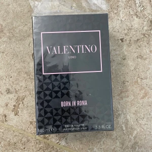 Valentino Uomo Born In Roma 100ml - Stilren parfym från Valentino, Born In Roma Uomo. 100 ml Eau de Toilette. Ingredienser: alkohol, parfym, vatten, benzyl salicylate, benzyl alcohol, citronellol, linalool, m.m. Tillverkad i Frankrike. Perfekt för dig som vill sticka ut med en ikonisk doft.
