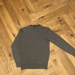 J.lindeberg merino ull tröja - En grå merino ull tröja från J.lindeberg. Den passar väldigt bra och med riktigt skönt material. Den är strl M men passar S-Xs. Den passar dig bäst om du är mellan 166-176. Den är i perfekt skick utan skador. Nypris ligger på ca 1500. Mitt pris: 490.