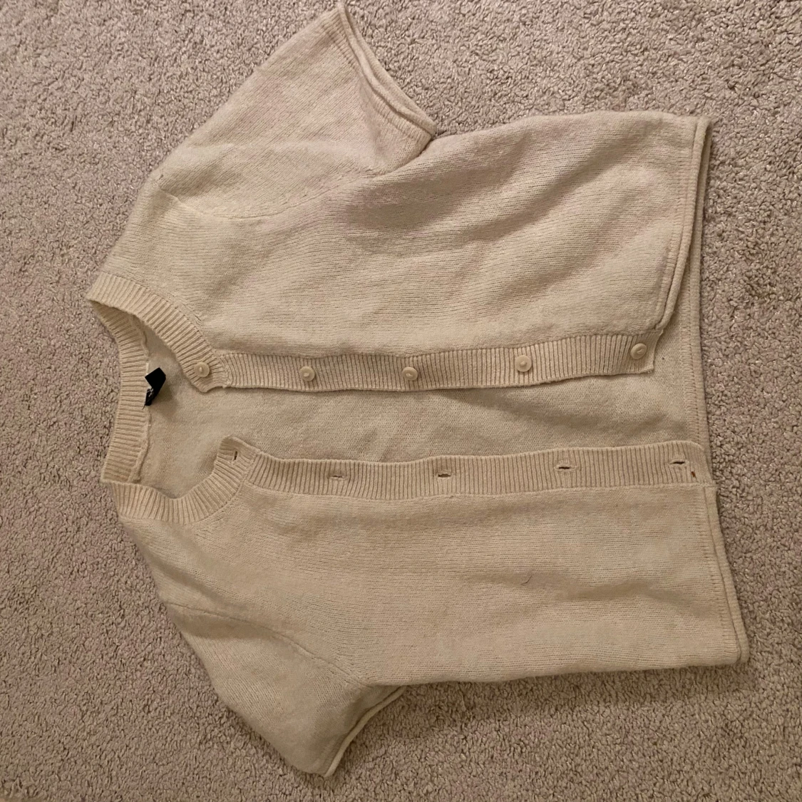 Beige kortärmad kofta med knappar - 1