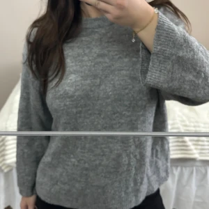 Grå stickad tröja - Grå stickad tröja från Lager157. Använd väl men inga skador. Storlek S, större i storleken. Vid frågor är de bara att skriva.