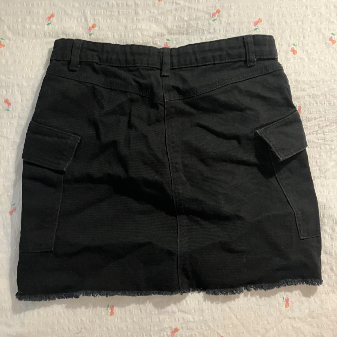 Svart jeanskjol med fickor från H&M - 1