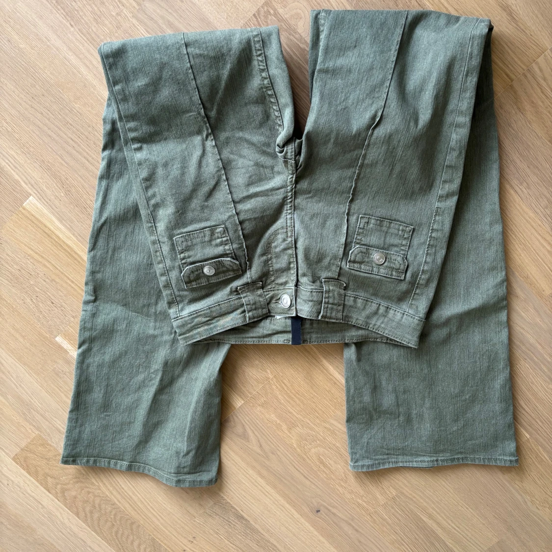 Olivgröna jeans med fickor, strl 34