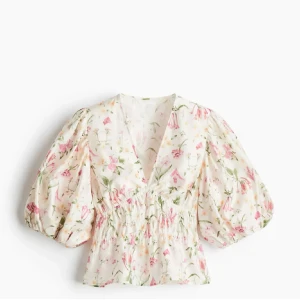 Blommig h&m blus - Säljer den populära och slutsålda blusen från h&m😊💓💓 Strlk M men passar super på mig som annars har S/M!! Skriv vid frågor