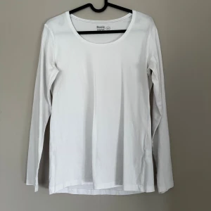 Vit långärmad basictröja - Enkel och stilren vit långärmad tröja. Några små missfärgningar som jag inte vet vart de kommer ifrån då jag inte använt den
