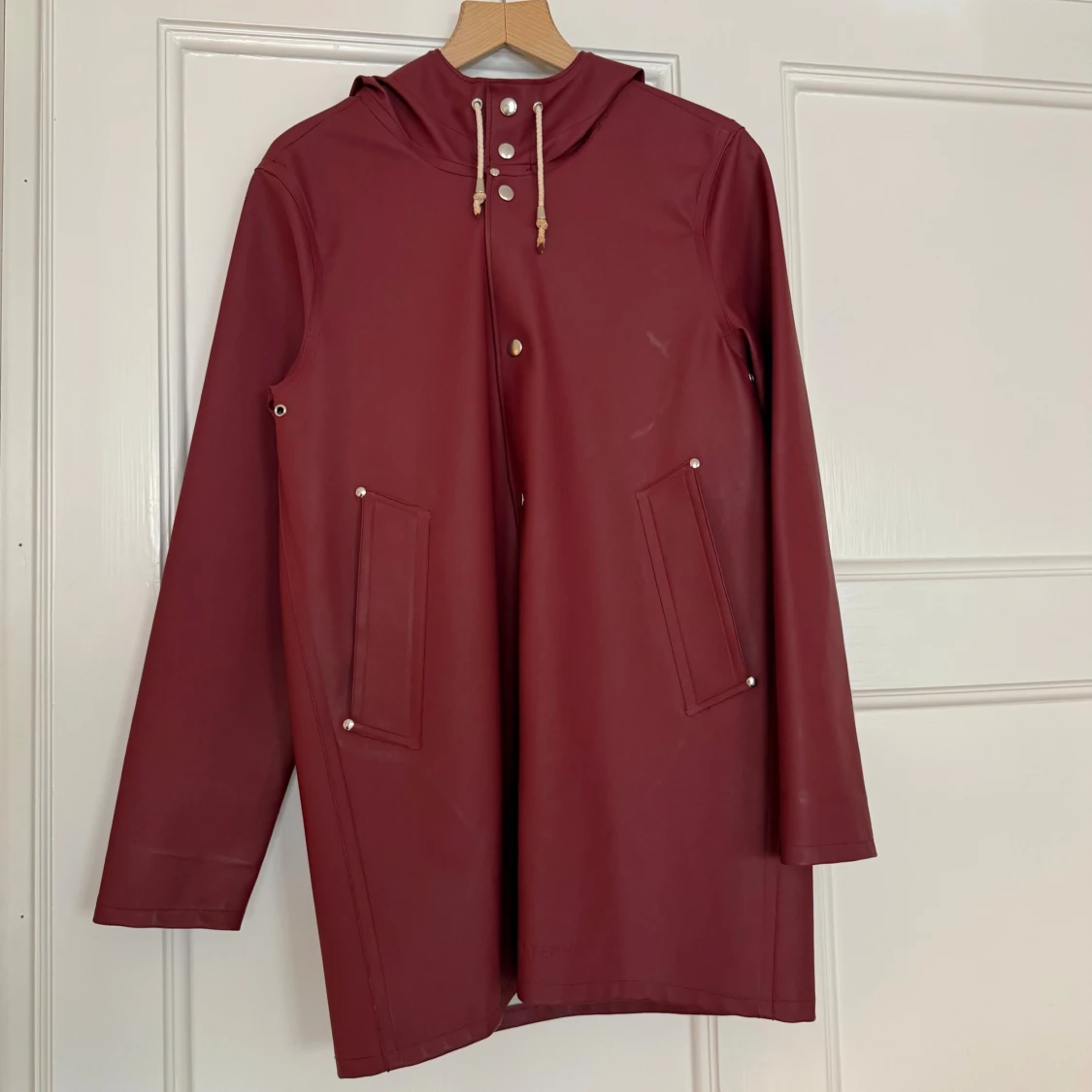 Vinröd regnjacka från Stutterheim