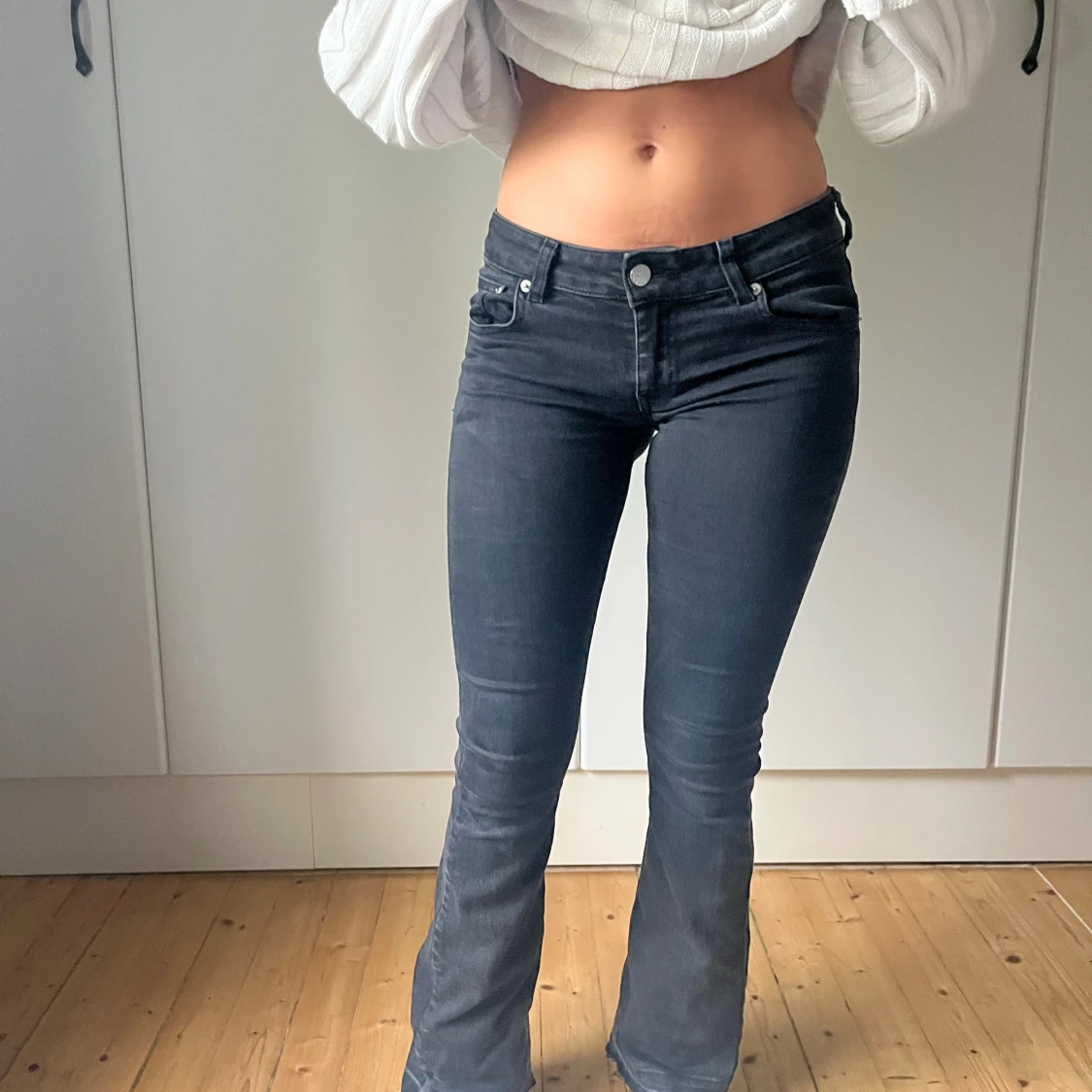 Svarta bootcut jeans med låg midja