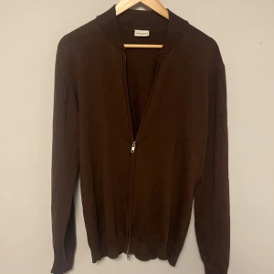 John Henric tröja - Säljer denna merinofullzip från John Henric. Har en liten defekt som man kan få se bild på privat. Nypris 1499kr. Hör av er vid frågor och funderingar.