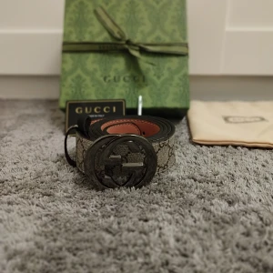 Beige bälte - Allt ingår som är på bilden och den är aldrig använd