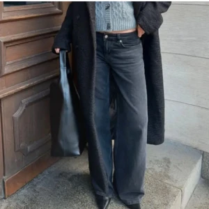 Svarta wide jeans från NA-KD - Säljer ett par svarta jeans från NA-KD med wide leg. Jeansen är low waist och är mörkgråa i färgen, nypris är 699 och skriv för flera frågor❤️