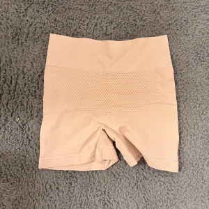Beiga seamless biker shorts - Säljer ett par beiga seamless biker shorts med hög midja och ribbade detaljer. De har en tight passform och är tillverkade i ett stretchigt syntetmaterial ONE SIZE 