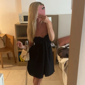 ATP ateiler väska Beige  - Köpte väskan i början av sommaren precis innan studenten men nu vill ja ha något nytt. Den är stilren beige väska som passar perfekt till både vardag och fest. Väskan har ett elegant, strukturerat yttre med lock och magnetstängning. Den långa remmen gör att den kan bäras både över axeln eller som crossbody.