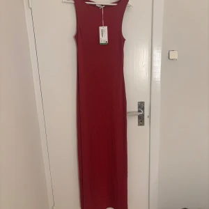Röd långklänning - Superfin röd maxiklänning som aldrig använts💕