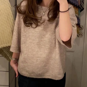 Beige stickad tröja  - Mysig beige stickad tröja med trekvartsärmar. Använd 2 gånger och är superskön!😊Kan diskutera pris vid snabb affär