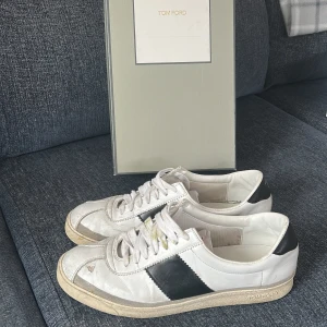 Tom Ford skor - Säljer dessa sjukt snygga men väldigt använda tom Ford skorna | låda ingår | strl 44 | smutsiga sko snören men det går alltid att byta | defekter lite här och där på skorna | vid köp så kan jag fräscha till dom lite | mitt pris 1999