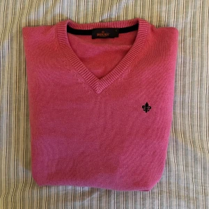 Rosa Morris Tröja - Rosa Morris tröja – S Säljer denna fina och fräscha rosa tröjan från Morris. Passar perfekt för att klä upp sig. Har du några frågor? Tveka inte att höra av dig. Allt gott från Deluxe garderoben ⭐️