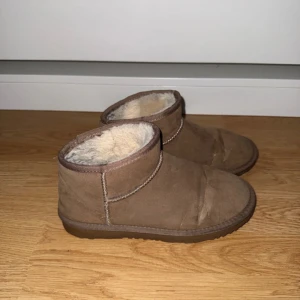 Uggs  - Uggs från Nelly i storlek 38. Slitna men fuller funktionen, där av priset!