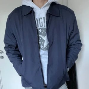 Mörkblå Overshirt - Säljer denna riktigt stiliga navy blå overshirten perfekt nu till hösten. Riktigy bekväm och fungerar som både regnjacka windbreaker. Storlek M men sitter mer som storlek S. Helt ny aldrig använd!