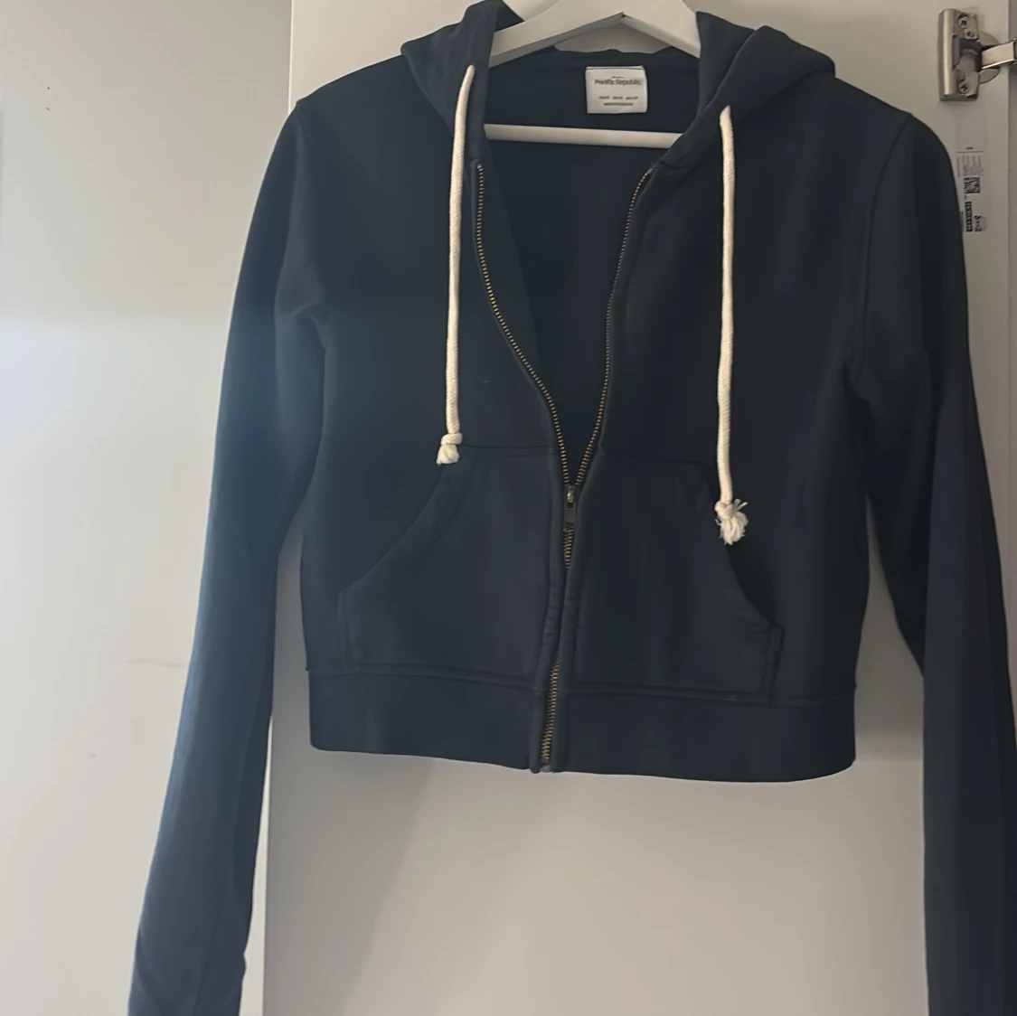 Svart hoodie från Pacific Republic