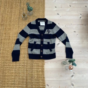 Randig kofta från Abercrombie & Fitch - Asfet kofta ifrån Abercrombie & Fitch storlek s jättebra skick| mitt pris 459kr | kom dm om ni har några frågor😁