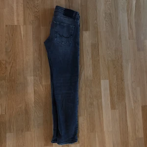 Mörkgråa Jack & Jones Jeans - Säljer ett par riktigt najs Jack & Jones jeans i storleken 29/32. Skick 9/10. Hör av er vid funderingar. Modell Tapered Mike