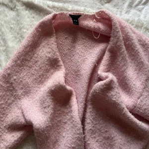 Ljusrosa stickad kofta Lindex - Supertrendig rosa stickad kofta💕