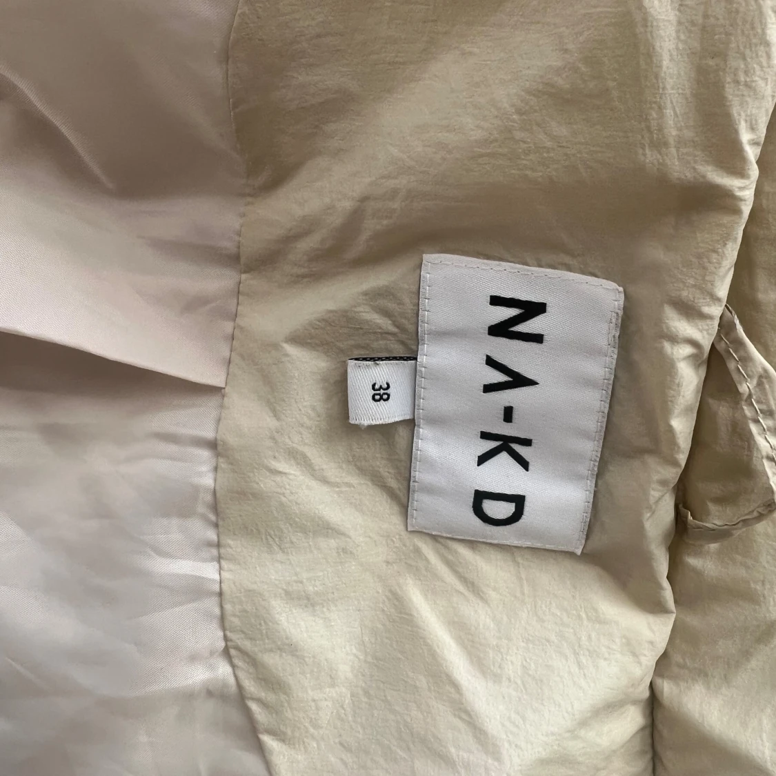 Beige pufferjacka från NA-KD - 4