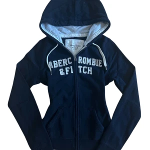 Vintage Abercrombie & Fitch zip up huvtröja hoodie M - Vintage Abercrombie and Fitch huvtröja zip up , mycket bra skick, storlek M , mörkblå färg 