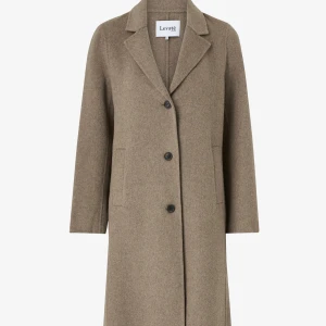 Beige ullkappa från Levete Room - Stilren beige kappa från Levete Room i ullblandning. Klassisk rak modell med krage, tre knappar framtill och två fickor. Perfekt för dig som vill ha en tidlös och snygg look under höst och vinter. Köptes för 2500kr förra hösten