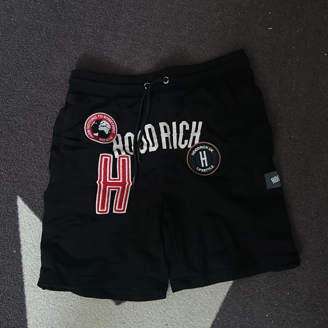 Svarta Hoodrich shorts med patchar