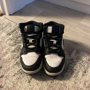 Jordan 1 mid - Stiliga jordans som passar med nästan allt, använda men i bra skick. Mid top och storlek 38.5. Riktigt bra skor till bra pris!