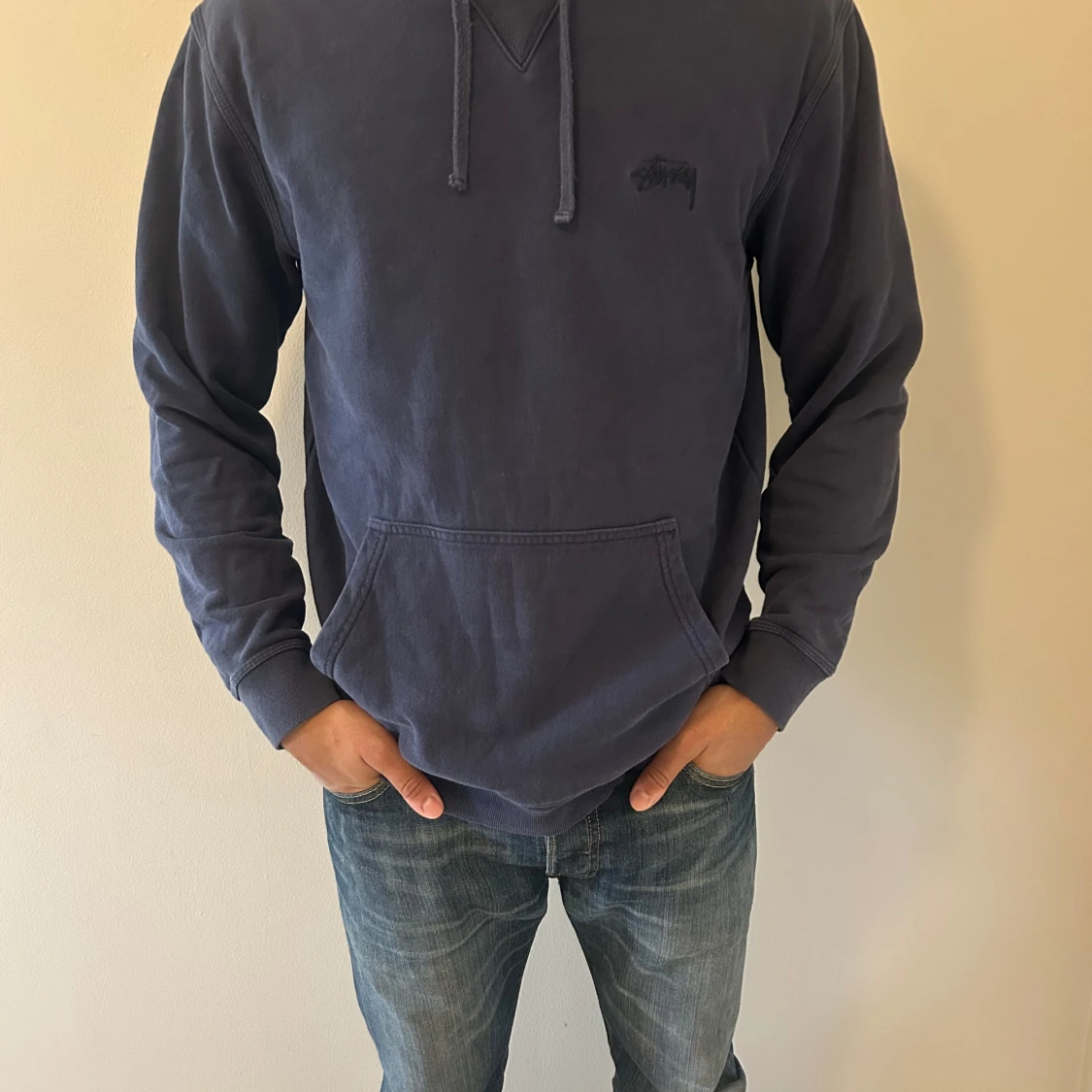 Mörkblå hoodie från Stüssy