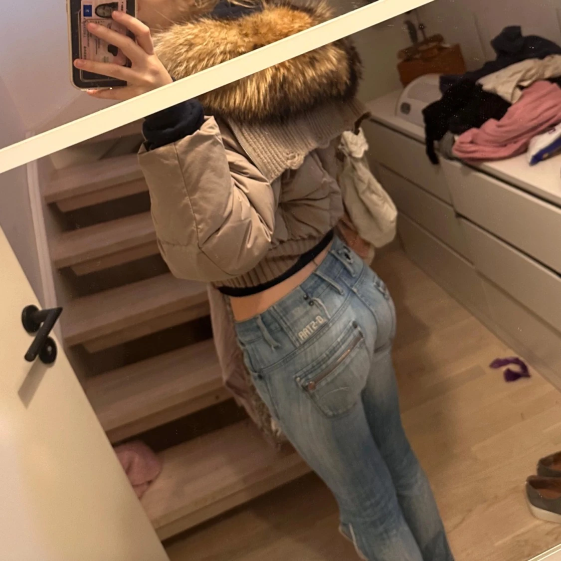 Beige croppad pufferjacka med äkta päls - 92