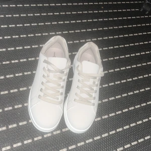 Gråa skor med beige snörning - Fina ljusgråa skor med beige snörning som är rätt precis som oanvända testade 1 gång. Är i storlek 41 och sitter bra