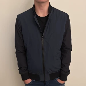 J.Lindeberg Jacka - - Condition: 9/10 - Color: Navy Blue  - Size:  M