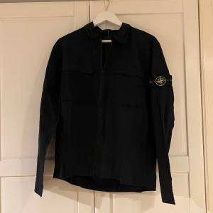 Stone Island Jacka  - Helt ny Stone Island jacka/overshirt. Storlek M och den är svart, inte mörkblå. Allt på bilden kommer med och tveka inte att höra av dig vid frågor.