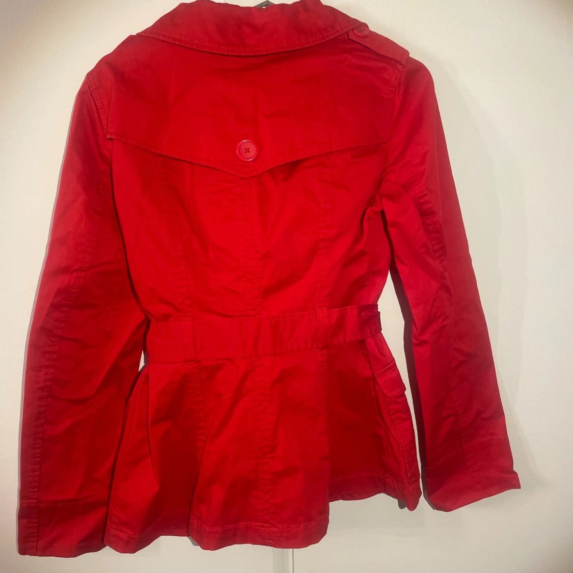 Röd jacka med bälte från H&M - 4