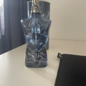 JPG Le male lover Limited edition  - Säljer en Flaska JPG le male lover. Den har lite mer än hälften kvar av 125 flaska. Säljer för jag inte använder längre. kontakta vid frågor.