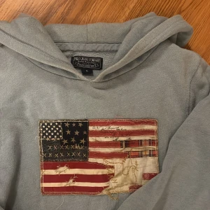 Unik Ralph Lauren Hoodie  - Unik ganska tunn hoodie fram Ralph Lauren. Schysst ljusblå färg och bekvämt material. 