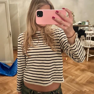 Randig tröja - Så söt tröja, mörkblå och vit randig!🌟🩷